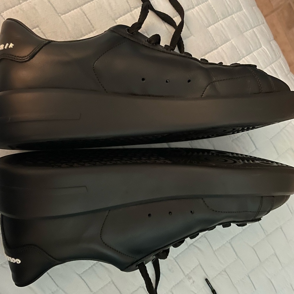 GOLDEN GOOSE pure star. NWOT . With dust bag . NEVER WORN.